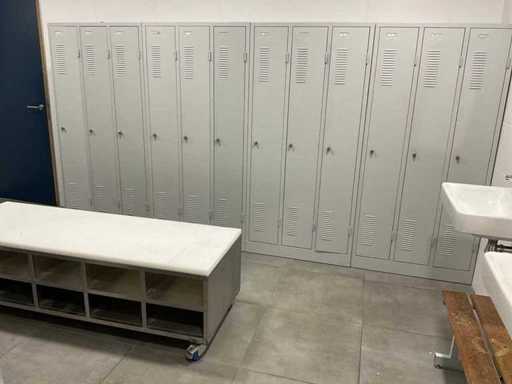 Changing room capacity with locker cabinets
