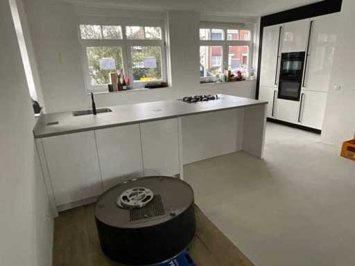 Cuisine avec appareils électroménagers AEG