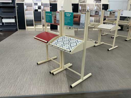 Rack de stockage avec des échantillons de vinyle (9x)