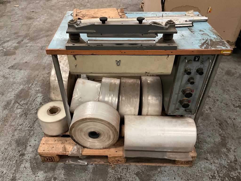 ESFA - Seal machine with various rolls of sealing foil