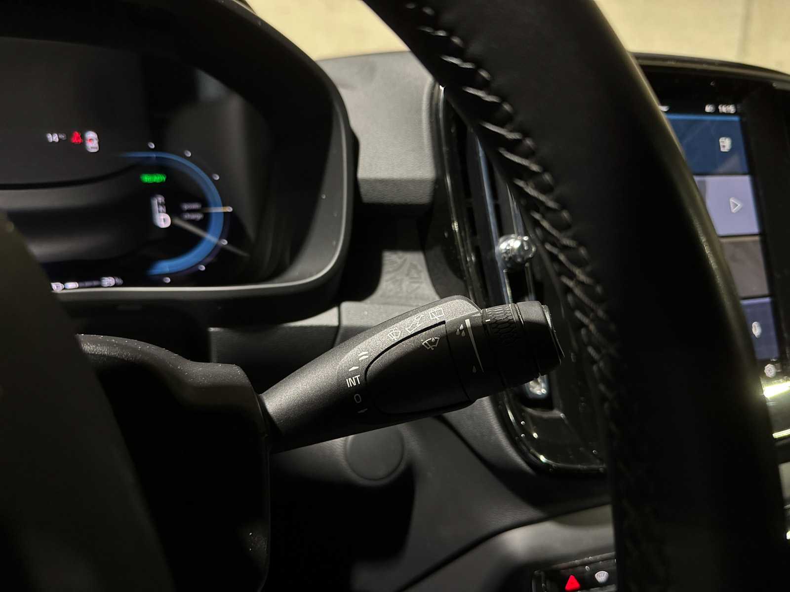 Volvo XC40 Recharge Core 70 kWh 231hp 2022 (Original-NL + 1st Owner), R-491-BZ