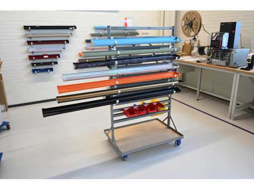 Werkstattwagen mit 14-teiligem Aufhängesystem und senkrechten Inhalt