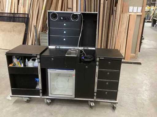 Küchencase zur Messemontage teilweise mit Inhalt ohne Kaffeemaschine