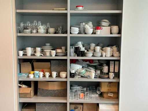 Divers articles de vaisselle, verrerie et couverts