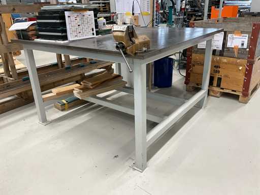 Table de travail métallique
