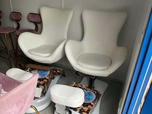 Beauty salon chair (2x)
