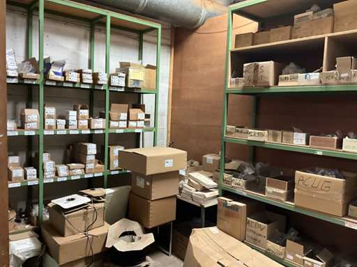 Lotto di vari accessori per porte