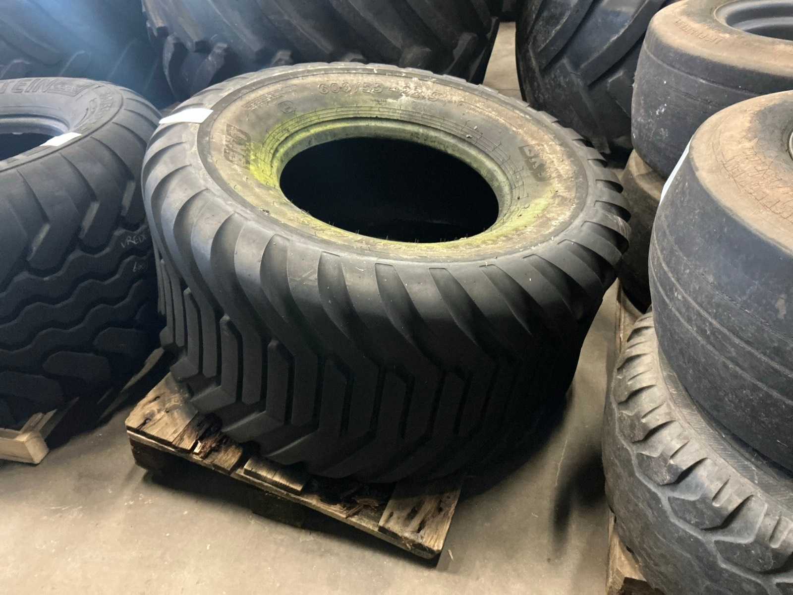 BKT Flotation 648 Trailer Tire