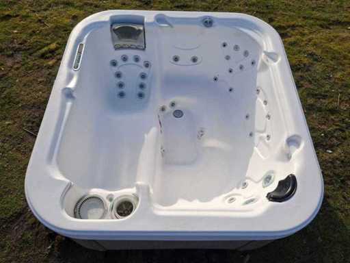 Una Jacuzzi per 6 persone e una spa all'aperto