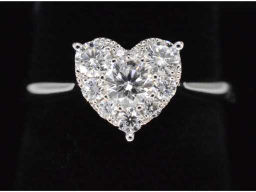 Pierścionek z białego złota z diamentami w kształcie serca