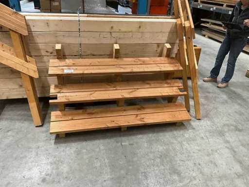 Scala in larice/abete Douglas con larghezza del corrimano 160cm, 3 gradini 28cm di profondità, altezza gradini 17cm