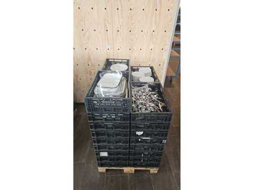 Lot diverse borden, bestek, opdienbladen