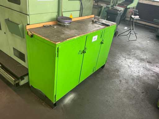 Werkstattschrank mit Inhalt