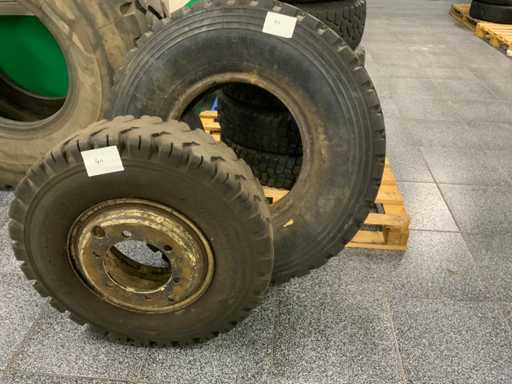 1x solideal met velg bandenmaat 8.25-15 1x michelin 11.00R20