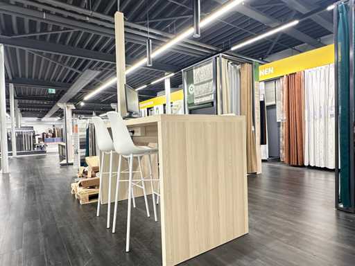 Hoge tafel met 4 Crassevig krukken en twee hanglampen