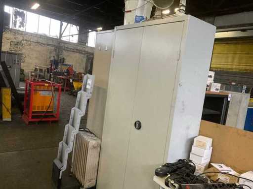 Szafka na akta z przyborami biurowymi