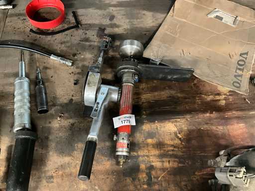 Vari utensili pneumatici (2x)