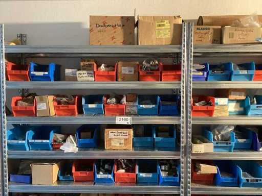 Mélange de meubles, contenus d’étagères, y compris des boîtes à étagères