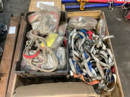 Molte altalene e cinghie varie