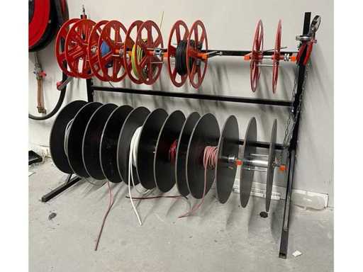 Afișaj cu cabluri de alimentare și clești Knipex
