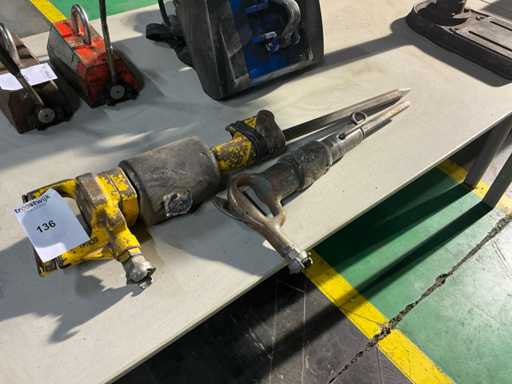 Pneumatic breaker (2x)