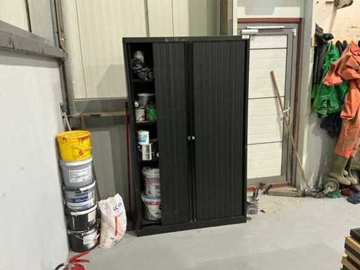 Un lot de peinture dans un meuble de porte louvery