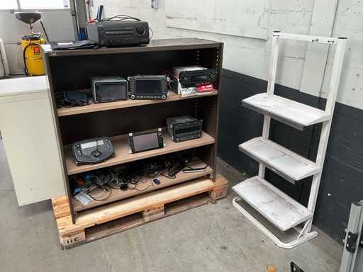 Verschiedene Autoteile im Schrank