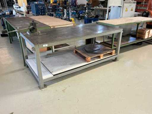 Stalowy stół z ręcznym urządzeniem do gięcia