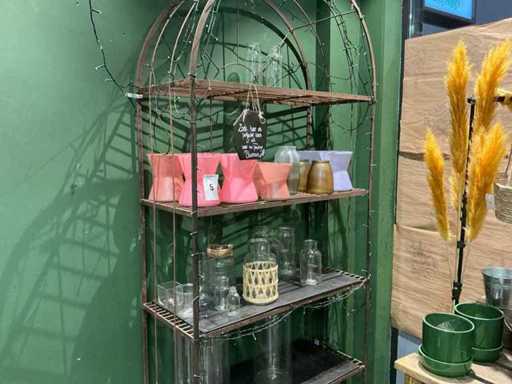 Regał ścienny z rustykalnego metalu