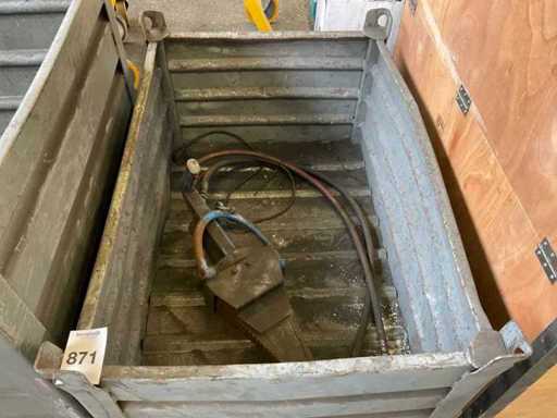 Rozrzutnik w stalowym pojemniku