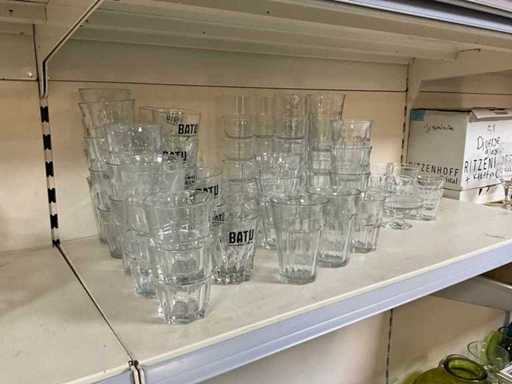 Lotto di succhi e bicchieri d'acqua