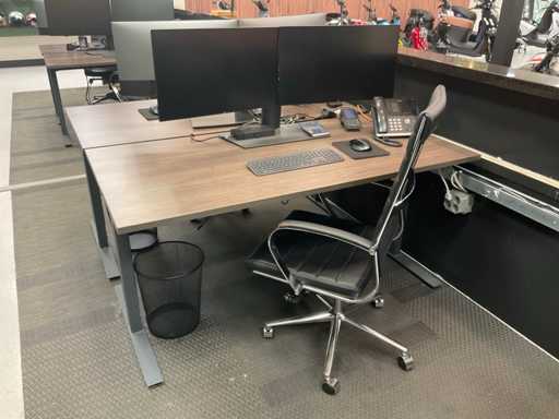 Scrivania + schermi Dell da 27" + sedia da ufficio