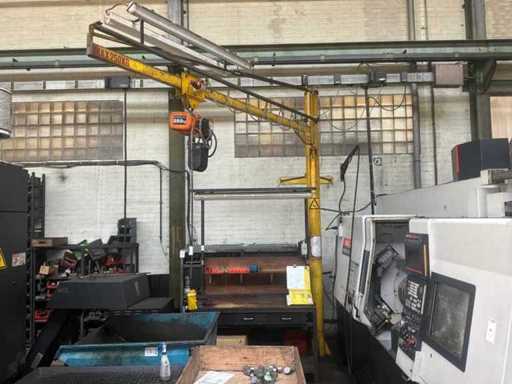 Hitachi Zwenkarmkraan op paal
