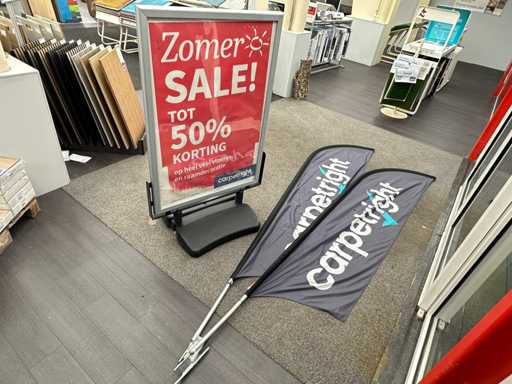 Pflasterschilder mit zwei Strandflaggen