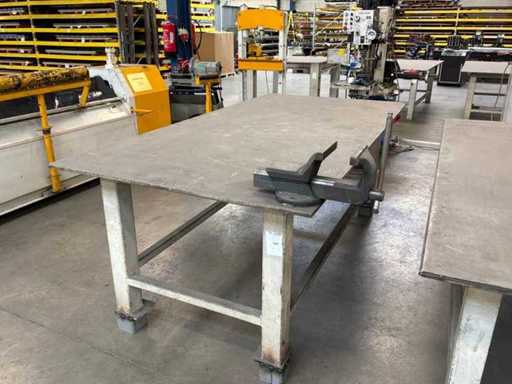 Stół roboczy ze stalowym imadłem