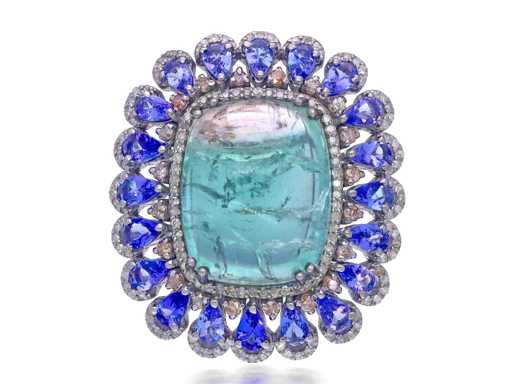 Groot uitgevoerde art-deco ring met natuurlijke diamanten een grote tourmalijn en tanzanieten