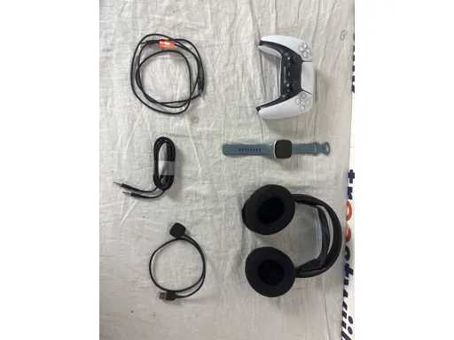 Sony DualSense – PS5 controller | SteelSeries Arctis Nova – Gaming headset | Fitbit Versa 4 – Smartwatch | Xtorm 27000mAh – Powerbank