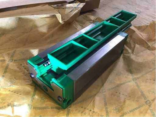 Guide carriage to linear guide