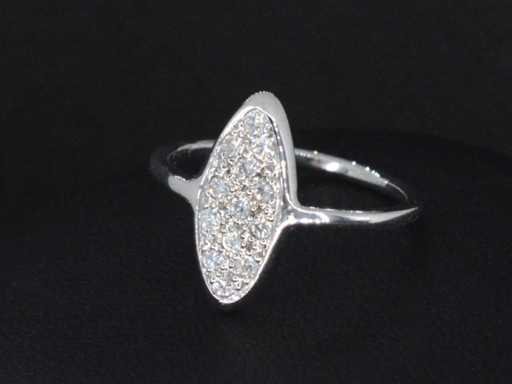 Weißgoldring mit Diamanten