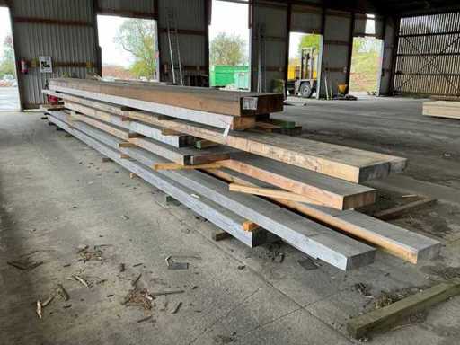 Beaucoup de poutres en bois GL24