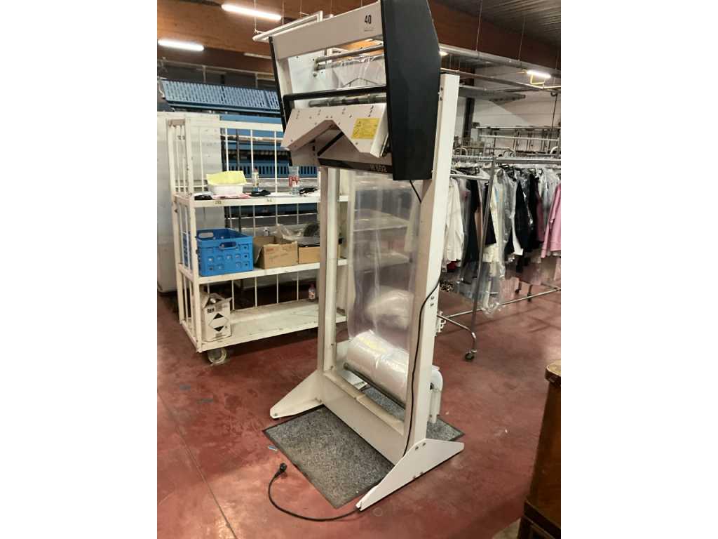 Machine d’emballage pour emballer des vêtements OPA H602