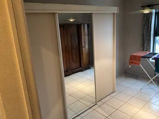 Kledingkast  met schuifdeuren en spiegel