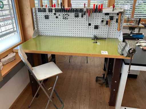 Bancă de lucru cu menghină și suport pentru unelte