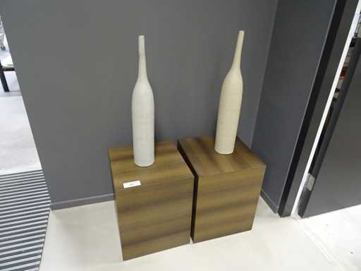 Decoratiezuil met eenbloemsvaas (2x)