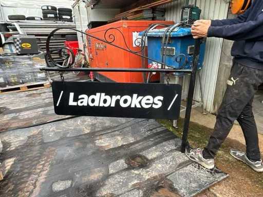 Reclamebord ladbrokes 