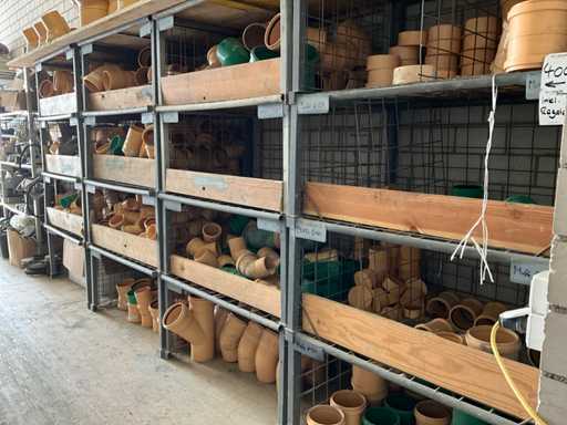 O mul?ime mare de conexiuni de ?evi cu accesorii ?i rafturi