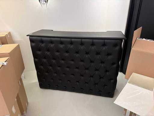 Schwarze gepolsterte Stange mit mobiler Barkühlung