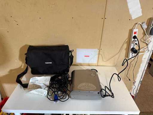 Toshiba TLP-560 LCD Projector Beamer with Accessories