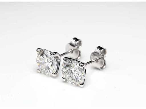 14 Carat white gold ear studs with 4.04 crt. Diamond
