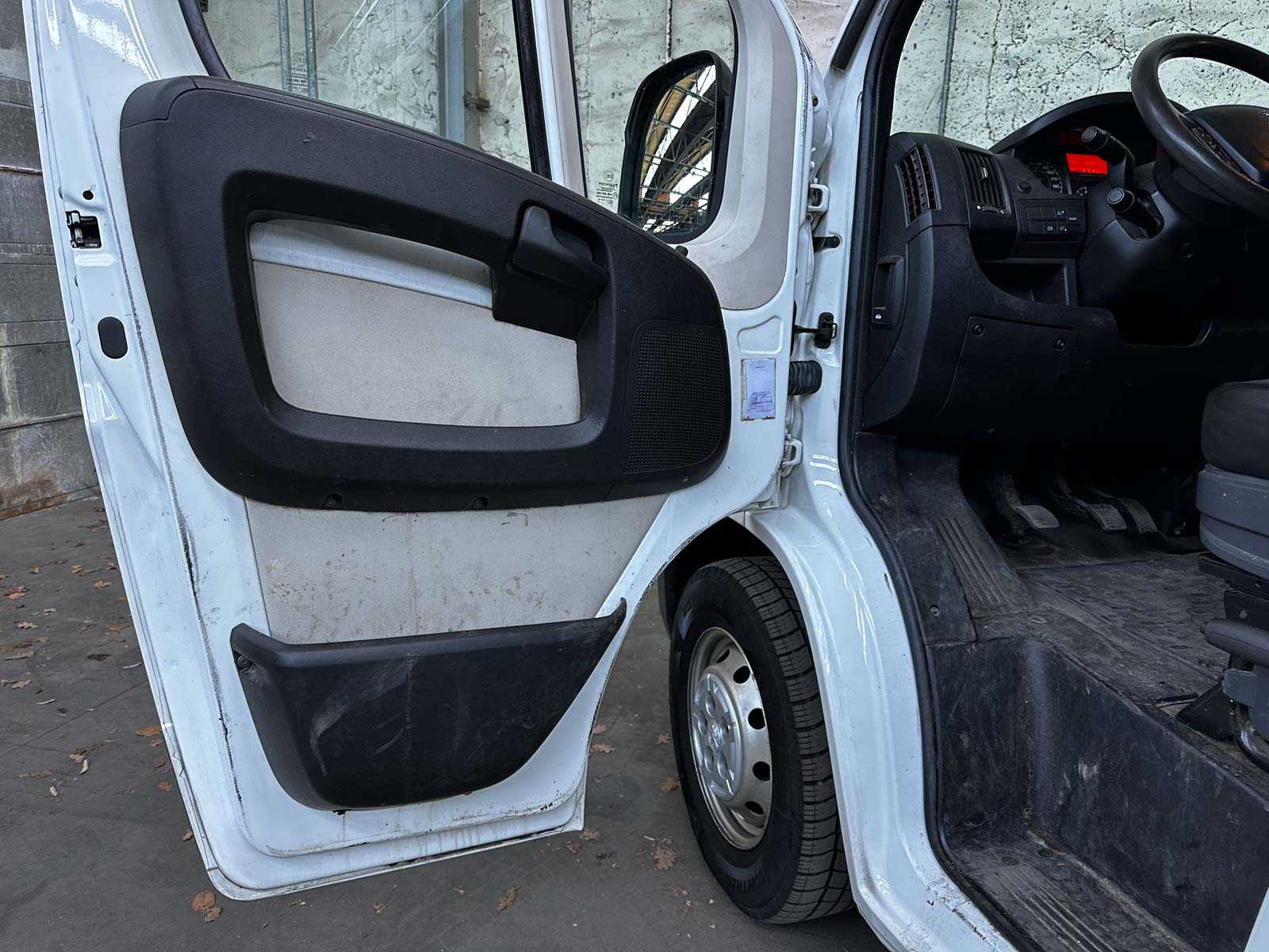 Peugeot Boxer 335 2.2 HDI L3H2 XR 150pk 2016 7-Persoons Bedrijfswagen, V-584-GT